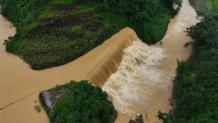 Hệ thống đập tràn vẫn hoạt động bình thường, nước xả xuống hạ du và giảm áp lực cho thân đập. Để xây dựng đập tràn, một phần quả núi đã được san gạt.