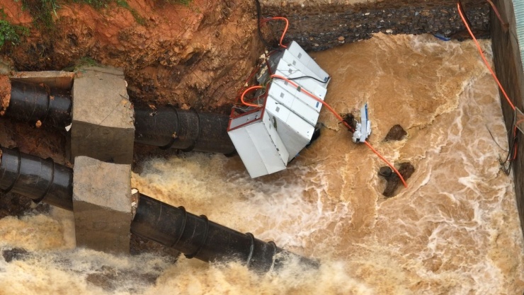 Vai đập bị vỡ kéo theo mảng bêtông ở cửa nhận nước bị vỡ, làm đổ phòng điều khiển trung tâm và ngập các thiết bị trong phòng.