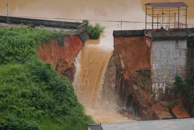 Phần vai đập bị vỡ rộng 4-5 m, sâu 3 m, trước đây được xây dựng trên nền đá tự nhiên. Theo chính quyền địa phương, qua khảo sát, vai đập không còn nguy cơ vỡ tiếp.