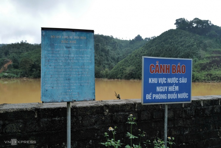 Hiện cơ quan chức năng cắm biển cấm, gác rào chắn để người dân không được lại gần thân đập. Xã Tân Tiến cũng bố trí hai người túc trực 24/24h đề phòng tình trạng khẩn cấp.
