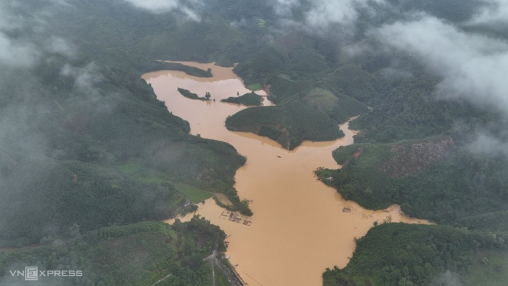Hồ thủy điện có dung tích 4,7 triệu m3 nước, nằm ở độ cao khoảng 500 m, đan xen với các ngọn núi, thường xuyên bị mây mù bao phủ.