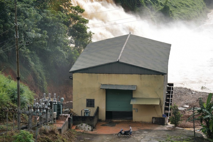 Khu vực ra vào nhà máy thủy điện đang được rào chắn, điện bị cắt.