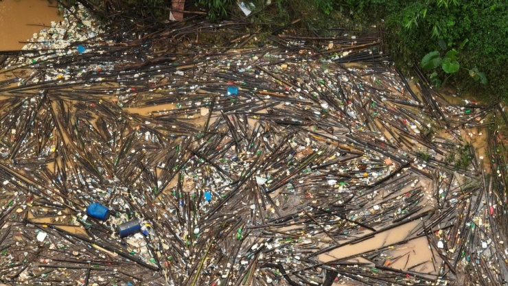 Rất nhiều gỗ, rác thải theo dòng lũ đang nghẽn lại ở thủy điện. Ông Đoàn Thanh Sơn, Phó chủ tịch UBND tỉnh Lạng Sơn, cho biết chờ khi thời tiết thuận lợi, mực nước bảo đảm an toàn thì sẽ xử lý sự cố.