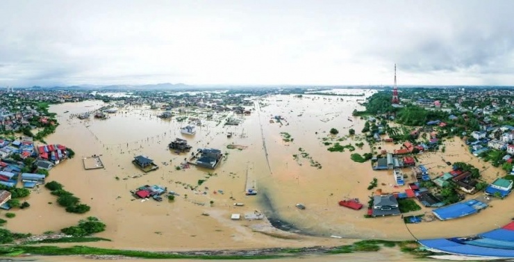 Tại 'rốn lũ' Thái Nguyên: Người dân lên mái nhà cầu cứu, lực lượng chức năng trắng đêm cứu hộ cứu nạn - 2