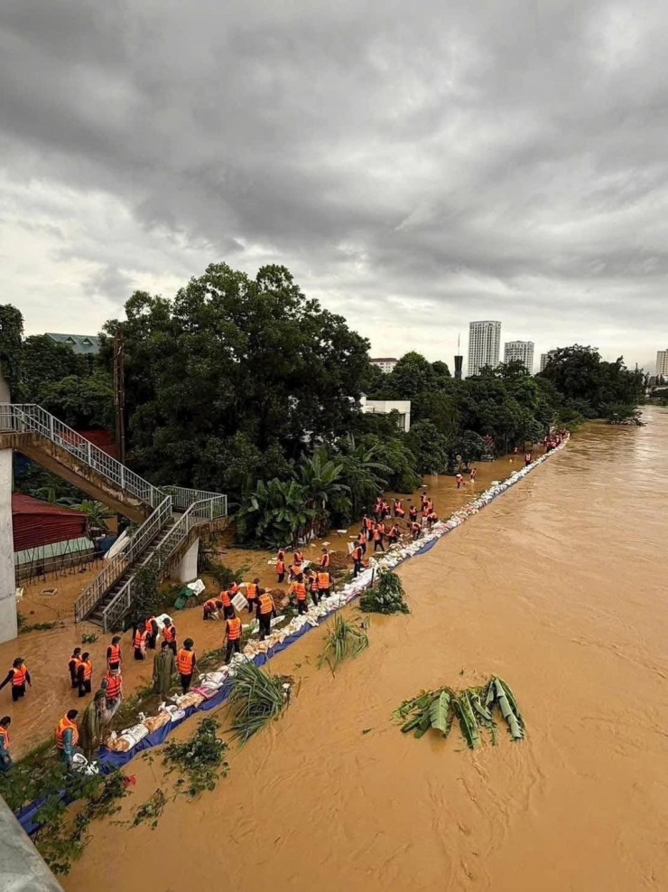 Tại 'rốn lũ' Thái Nguyên: Người dân lên mái nhà cầu cứu, lực lượng chức năng trắng đêm cứu hộ cứu nạn - 5