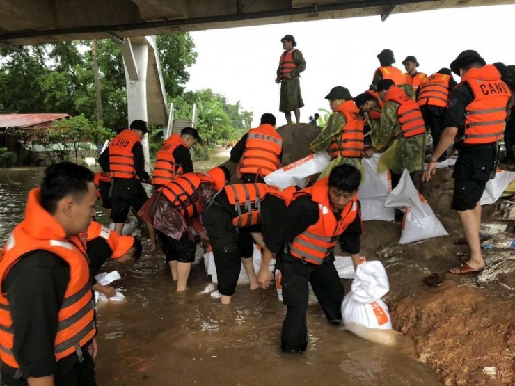 Lực lượng Công an tỉnh Thái Nguyên huy động hàng trăm cán bộ chiến sĩ tham gia phòng chống mưa lũ. Ảnh: Công an Thái Nguyên