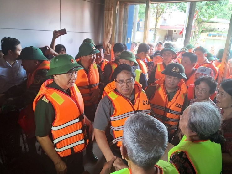 Thủ tướng Phạm Minh Chính thăm hỏi người dân vùng lũ tại Thái Nguyên. Ảnh: VGP