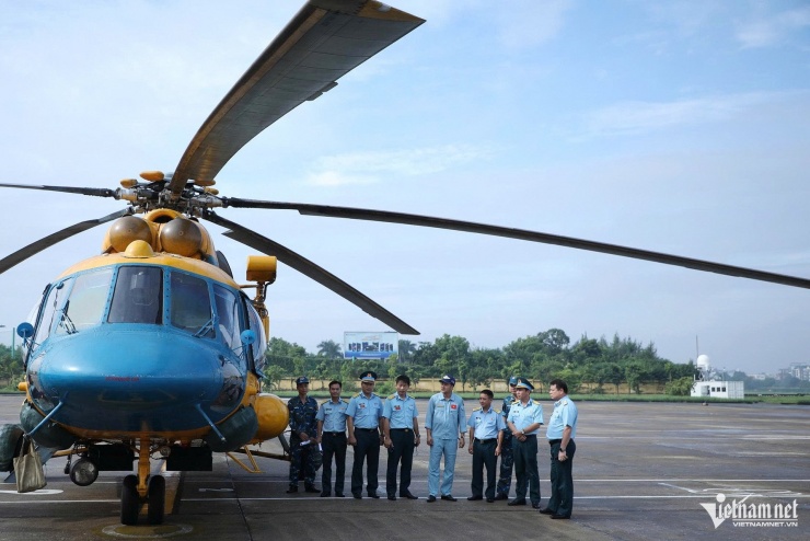 9h sáng 8/10, Trung đoàn 916, Quân chủng PK-KQ điều động 2 máy bay trực thăng quân sự tiếp nhận 5 tấn hàng hóa chuyên chở mang tới 2 xã Yên Bình và Vân Nham (tỉnh Lạng Sơn) để cứu trợ cho bà con đang bị nước lũ bủa vây. 