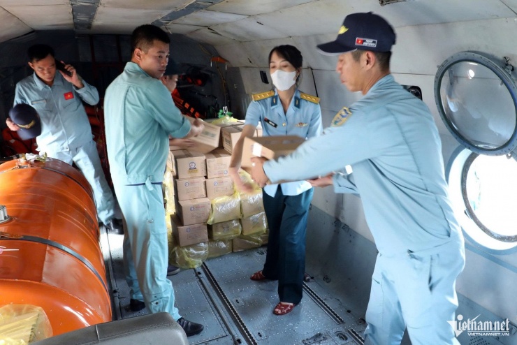 Hàng hóa được xe của Công ty cổ phần 22 - Tổng cục Hậu cần chuẩn bị sẵn với sữa, lương khô, mì tôm và nước lọc đóng chai.