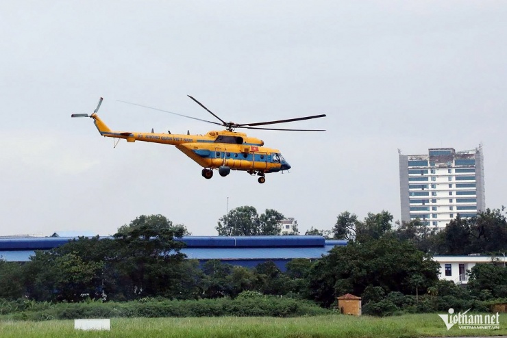 Hai chuyến bay cất cánh lúc 10h05 và 10h35, lần lượt tới nhiều địa điểm thả hàng xuống cho bà con thuộc hai xã Yên Bình, Vân Nham.