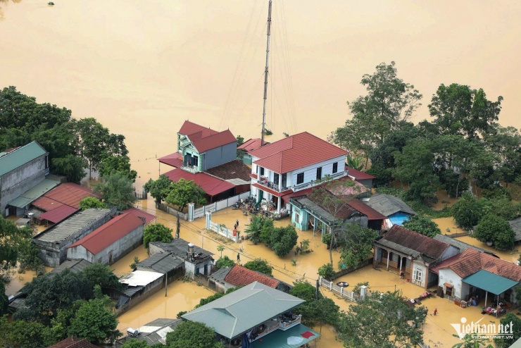 Trong đêm ngày 7 và sáng 8/10, lực lượng chức năng tỉnh Lạng Sơn tiếp tục di dời người dân và tài sản ở những nơi ngập sâu đến khu vực an toàn. 