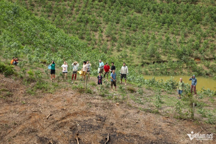 Được tin báo, bà con đã cử người đứng chờ sẵn ở các khu vực khô ráo để đảm bảo nhanh gọn, giúp đoàn cứu trợ hoàn thành tốt nhiệm vụ.