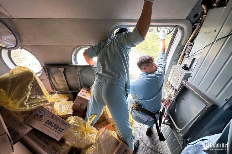 Chuyến bay vào vùng ngập lụt nên không có địa điểm hạ cánh. Tổ công tác quyết định hạ thấp độ cao máy bay và dùng phương án thả hàng từ trên không.