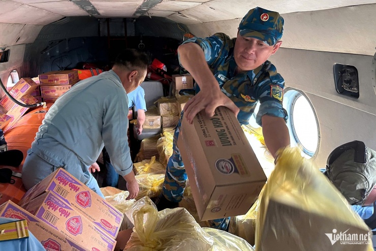 Trong hai chuyến bay sáng 8/10, mỗi chuyến đã chở 2,5 tấn hàng thực phẩm mang tới cho bà con vùng ngập lụt thuộc hai xã Yên Bình và Vân Nham.