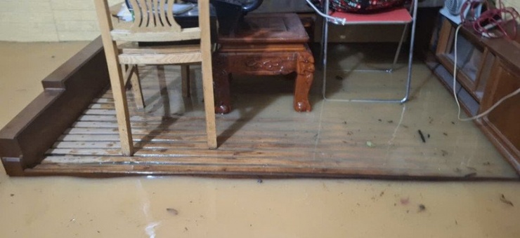 Nước ngập lên tận giường 