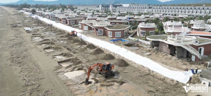 Loạt biệt thự tan hoang sau bão ở Hà Tĩnh: Lộ ra điều ít ai ngờ - 1