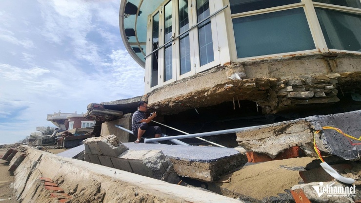 Móng biệt thự bị xô trồi lên khỏi mặt cát, lộ ra kết cấu khá đơn giản.