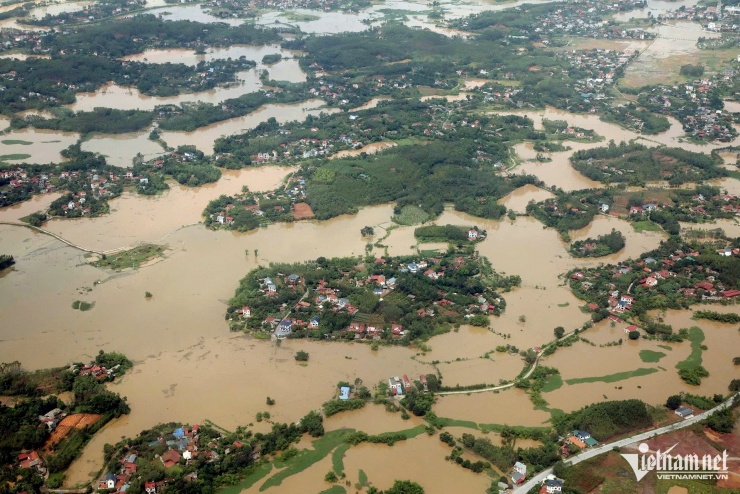 Từ ngày 6-7/10, tỉnh Lạng Sơn có mưa lớn kéo dài, nhiều vùng bị ngập úng, lũ từ thượng nguồn đổ về. Xã Yên Bình là một trong những địa phương bị ảnh hưởng nặng, nhiều nhà dân bị ngập sâu, đường liên thôn, liên xã bị ngập, một số thôn bị cô lập...