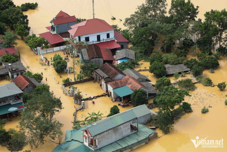 Trong sáng 8/10, đã có nhiều khu dân cư nước rút, bà con có thể lội nước phía trước cửa nhà.