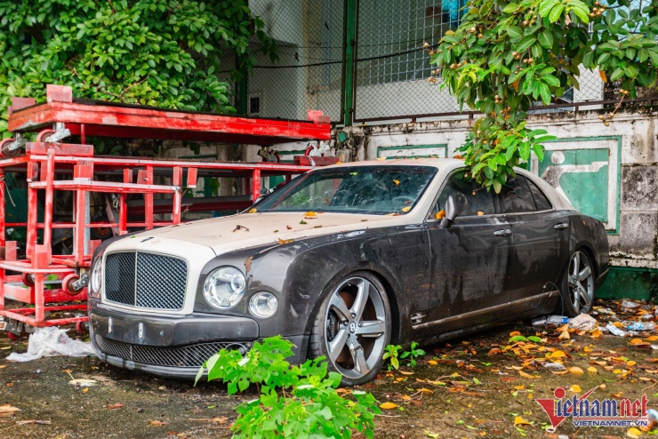 Bentley Mulsanne 30 tỷ bỏ hoang 7 năm giữa thủ đô khiến giới mê xe xót xa