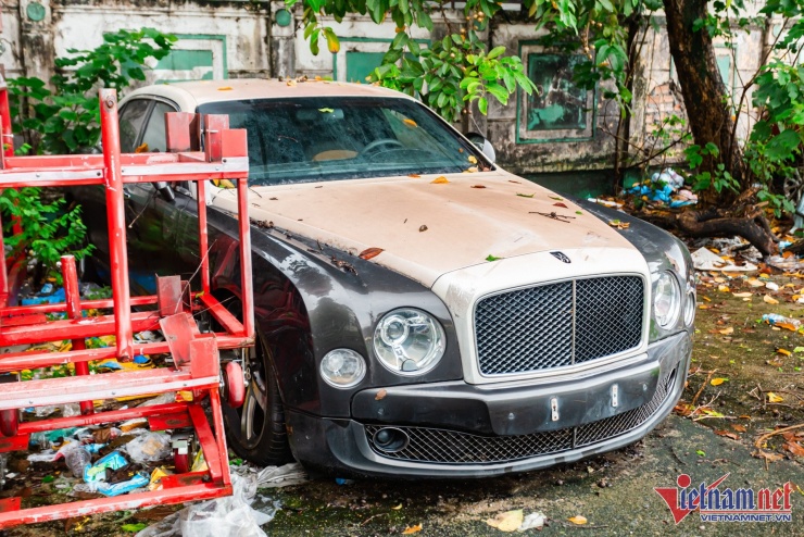 Xót xa chiếc xe siêu sang Bentley Mulsanne 30 tỷ bỏ hoang 7 năm trên phố Hà Nội - 2