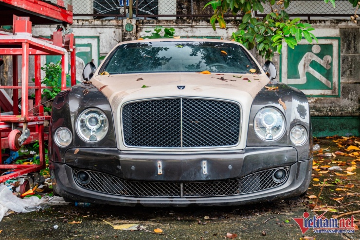 Xót xa chiếc xe siêu sang Bentley Mulsanne 30 tỷ bỏ hoang 7 năm trên phố Hà Nội - 4