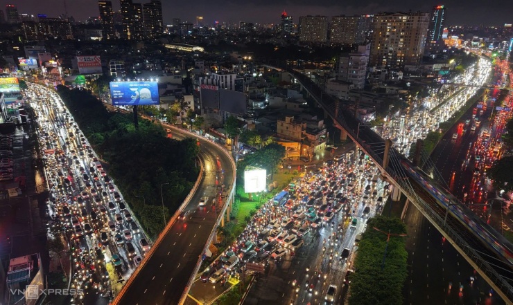 Giao thông rối loạn trong mưa ngập ở TP HCM - 1