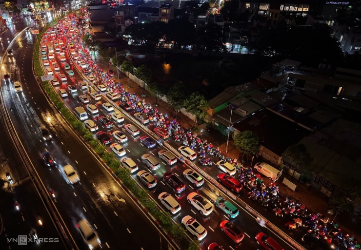 Giao thông rối loạn trong mưa ngập ở TP HCM - 2