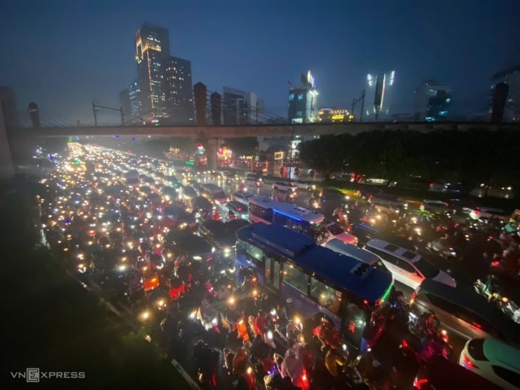 Giao thông rối loạn trong mưa ngập ở TP HCM - 3