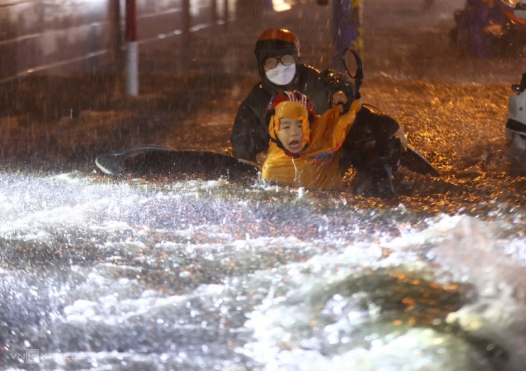 Giao thông rối loạn trong mưa ngập ở TP HCM - 7