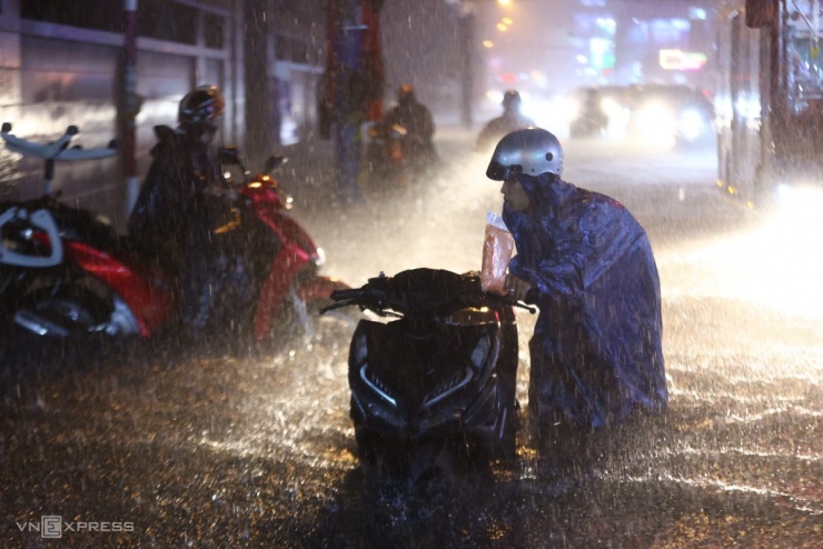 Giao thông rối loạn trong mưa ngập ở TP HCM - 6