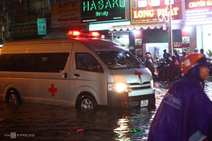 Giao thông rối loạn trong mưa ngập ở TP HCM - 9