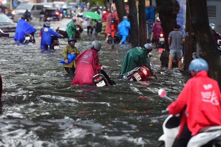 Giao thông rối loạn trong mưa ngập ở TP HCM - 10