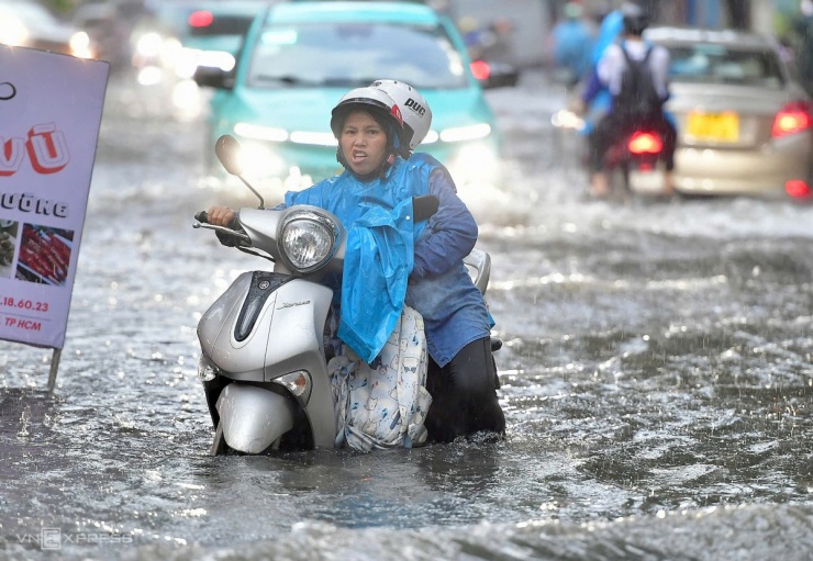 Giao thông rối loạn trong mưa ngập ở TP HCM - 11