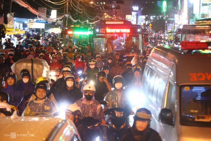 Cách khu vực trên gần 10 km, mưa lớn khiến đường Đỗ Xuân Hợp, Nguyễn Duy Trinh (TP Thủ Đức cũ) kẹt xe kéo dài, gây gián đoạn giao thông. Xe cứu thương không thể di chuyển. Nhiều người mệt mỏi vì phải chờ trong đám đông, khói bụi, mưa ngập.