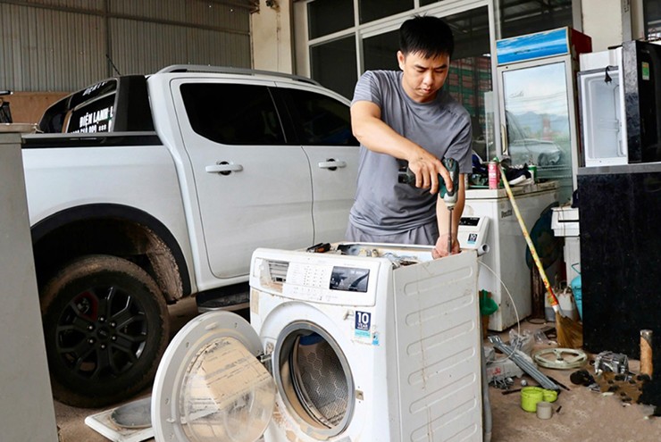 Người dùng nên xử lý các thiết bị điện tử đúng cách sau khi để ngập nước.