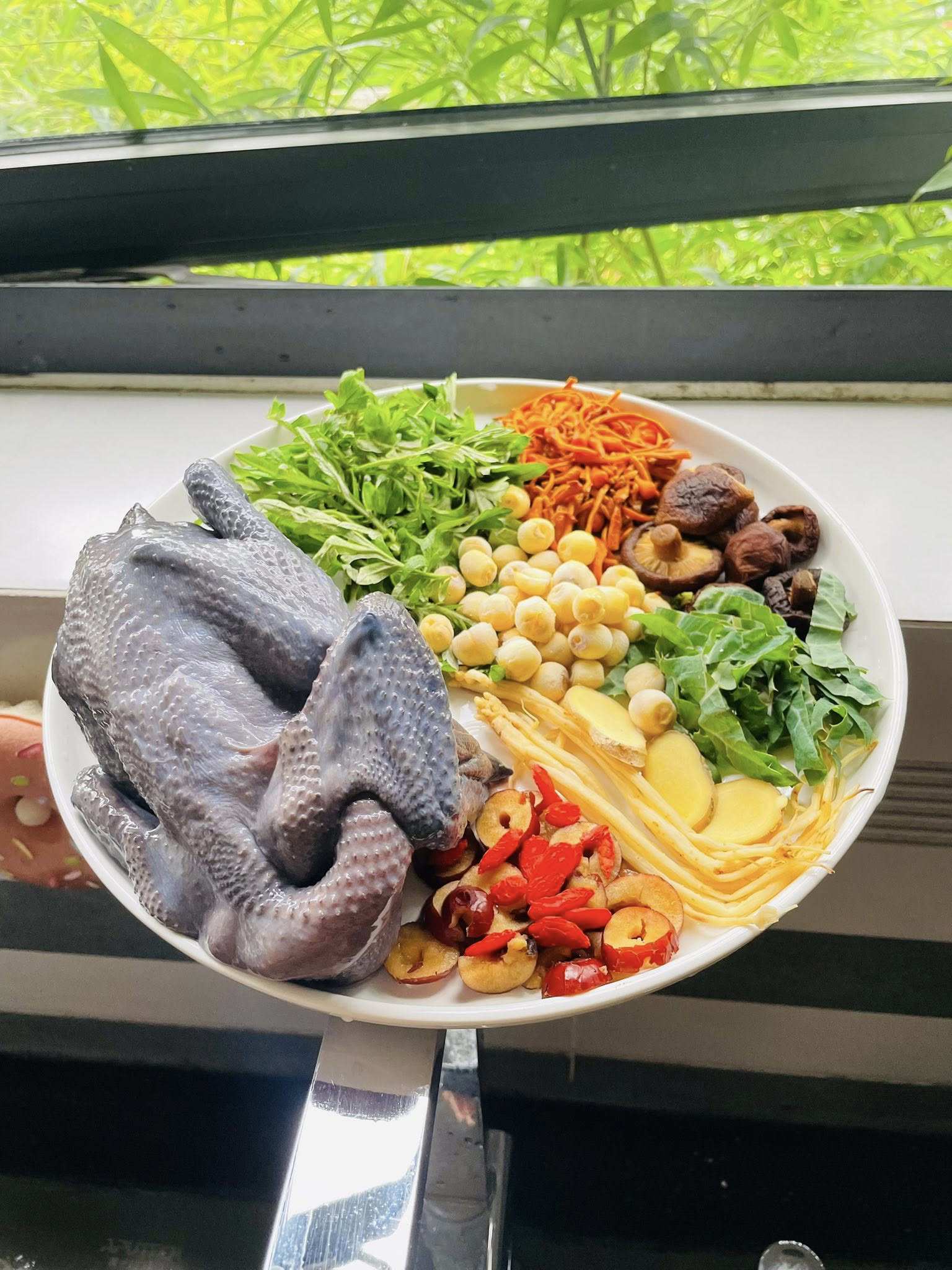 Gà ác hầm với táo đỏ, kỷ tử, hạt sen, nhân sâm, gừng, nấm đông cô, lá gai cua, ngải cứu, nấm đông trùng hạ thảo.