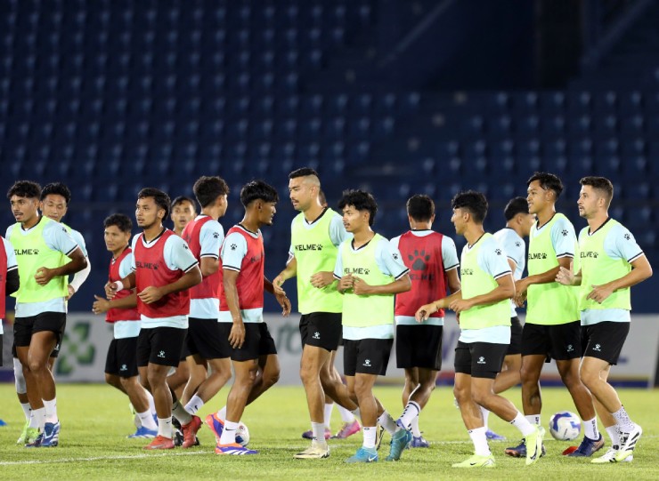 Có mặt ở TP.HCM vào lúc gần nửa đêm ngày 7/10, nên ĐT Nepal chỉ có một buổi tập duy nhất ở sân Gò Đậu chiều 8/10 trước khi đối đầu với ĐT Việt Nam vào ngày 9/10.