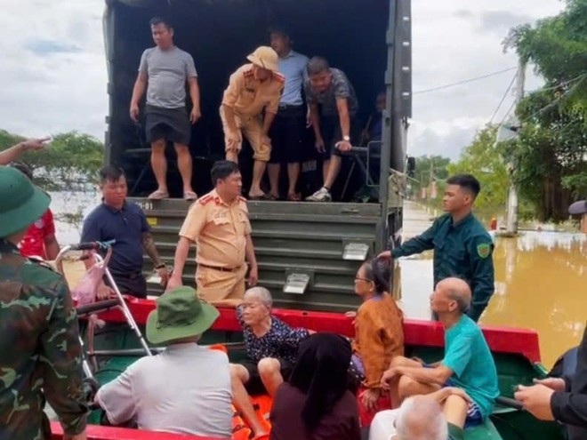 Mực nước sông Cầu vượt mức báo động 3, Hà Nội khẩn trương sơ tán người dân vùng hạ lưu để đảm bảo an toàn.