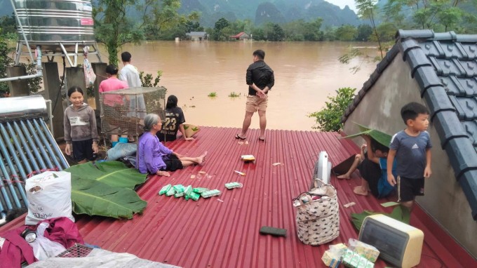 Người dân ở xã Dân Tiến (huyện Võ Nhai cũ), tỉnh Thái Nguyên cố thủ trên mái nhà bởi nước dâng cao, chiều 7/10. Ảnh: Huệ Lê