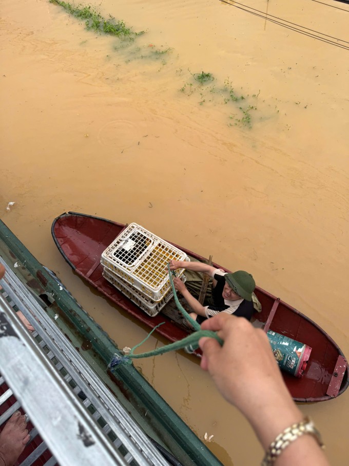 Em trai chị Trần Thị Hiền, ở phường Linh Sơn, Thái Nguyên chèo thuyền đưa bố mẹ, chị gái và cháu về nhà mình tránh trú, trưa 7/10. Ảnh: Nhân vật cung cấp