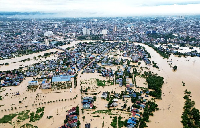 Lũ trên sông Cầu ngày 7-10, gây ngập lụt nặng nề. Ảnh: Báo Thái Nguyên
