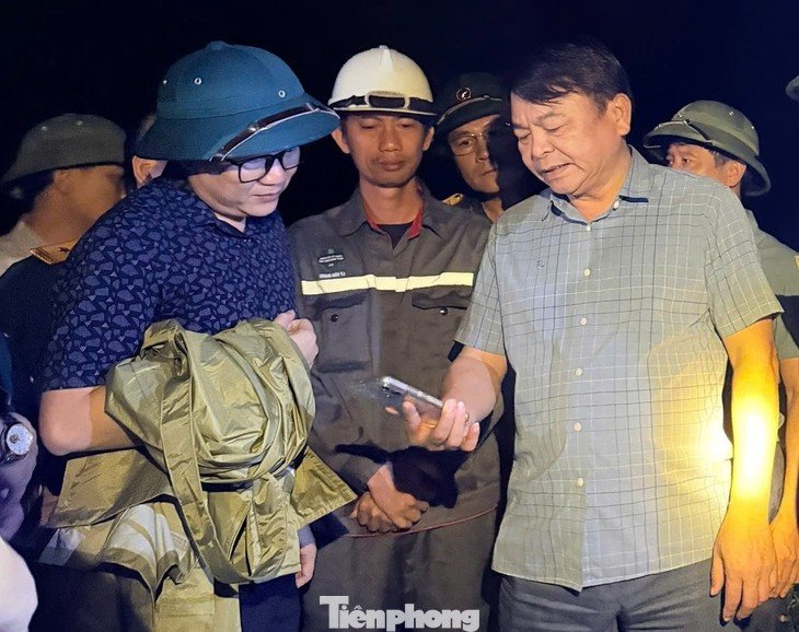 Đoàn công tác Bộ NN &MT xem xét nguyên nhân và đề ra các biện pháp khắc phục sự cố.