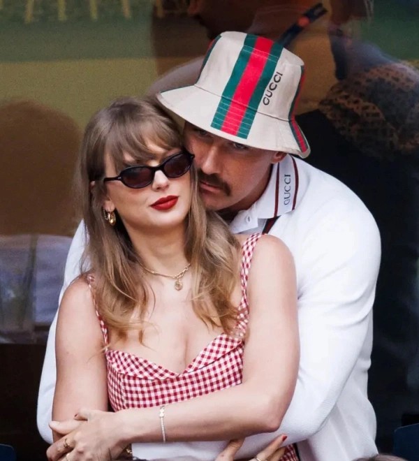 Taylor Swift và Travis Kelce.