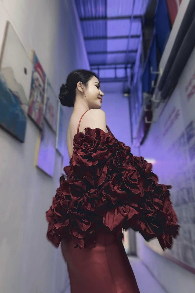 Trong lần đi sự kiện, người đẹp lại hóa cô gái "bánh bèo" mà vẫn quyền lực với đầm 2 dây màu đỏ đính hoa lớn làm điểm nhấn.