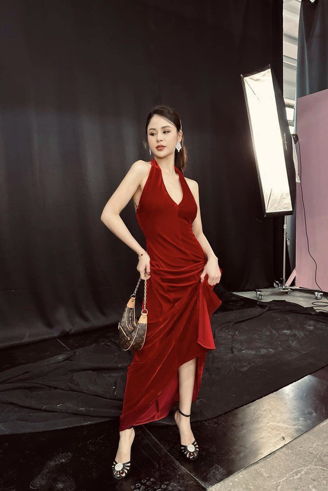 Hoặc với trang phục đầm nhung khiến Lương Thu Trang vừa điệu đà mà vẫn gợi cảm.