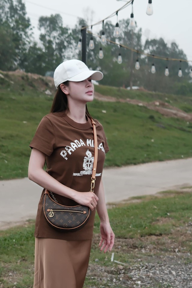 Trong hình ảnh này, người đẹp Tuyên Quang giản dị với áo và chân váy đồng màu nhẹ nhàng. Cô mix cùng túi LV để nâng khí chất sang trọng.