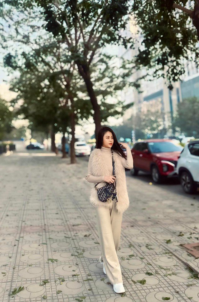 Khi trời chớm lạnh, Lương Thu Trang gợi ý cách mix đồ với đồ bộ màu beige cùng sneaker trắng mix cùng tui Dior sành điệu.