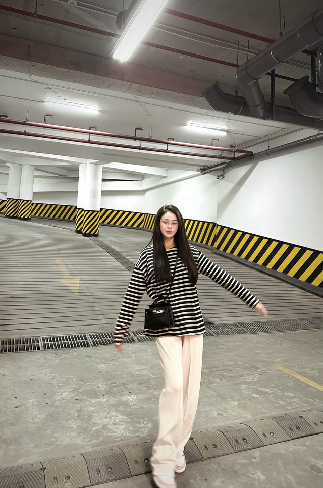 Hoặc ở outfit này, người đẹp mix đồ đơn giản với áo thun sọc ngang và quần hồng cùng sneaker năng động.