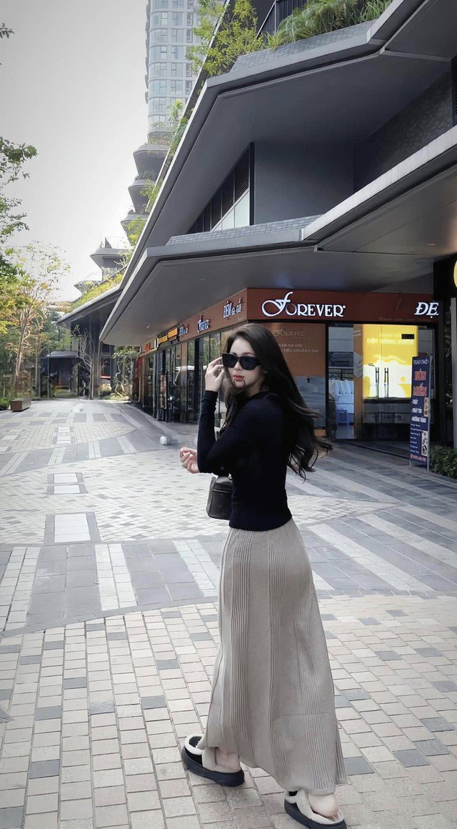 Lúc xuống phố hẹn hò "chill chill" mùa thu cùng bạn bè, cô diện chân váy xếp ly màu beige cùng áo thun tối màu giản dị.